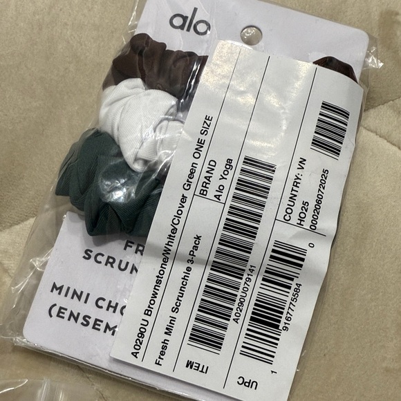 NWT, Alo Fresh Mini Scrunchie 3-Pack (Brownstone/White/Clover Green), Ret $34 - Picture 3 of 4